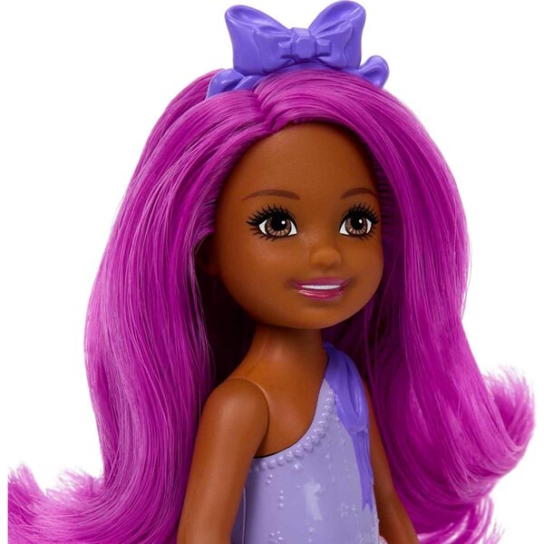 Barbie Dreamtopia Chelsea-Puppe mit rosa Haaren, lila Schleife und buntem Rock
