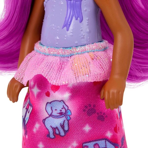 Barbie Dreamtopia Chelsea-Puppe mit rosa Haaren, lila Schleife und buntem Rock