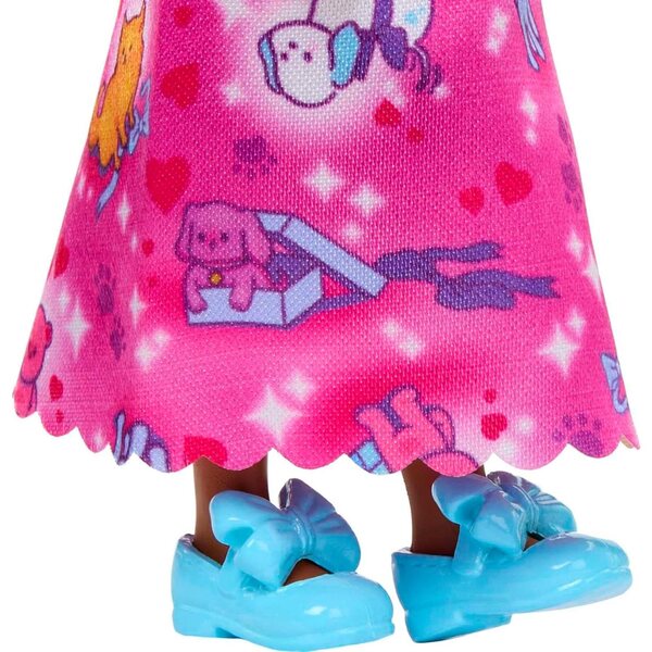 Barbie Dreamtopia Chelsea-Puppe mit rosa Haaren, lila Schleife und buntem Rock