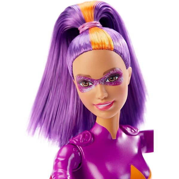 Barbie-Superheldin in Princess Power mit fliederfarbenem Kleid und buntem Umhang