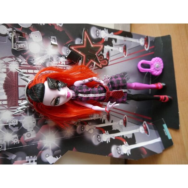 Monster High Fatale Fusion Operetta avec un look unique et des accessoires exclusifs