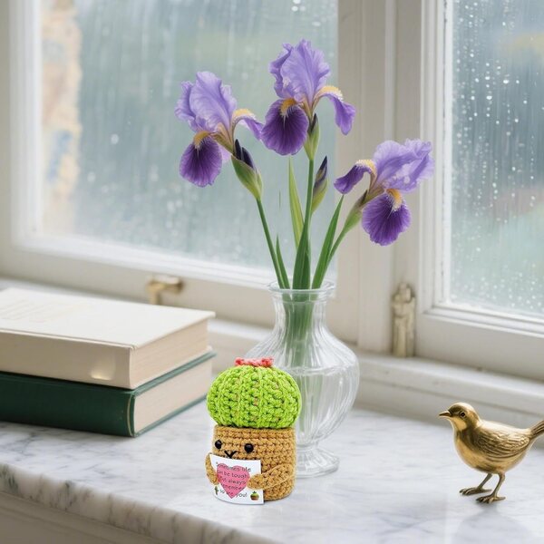 bambola cactus all’uncinetto in Garn – Decorazione fatta a mano per casa e ufficio 6x5,5x9 cm