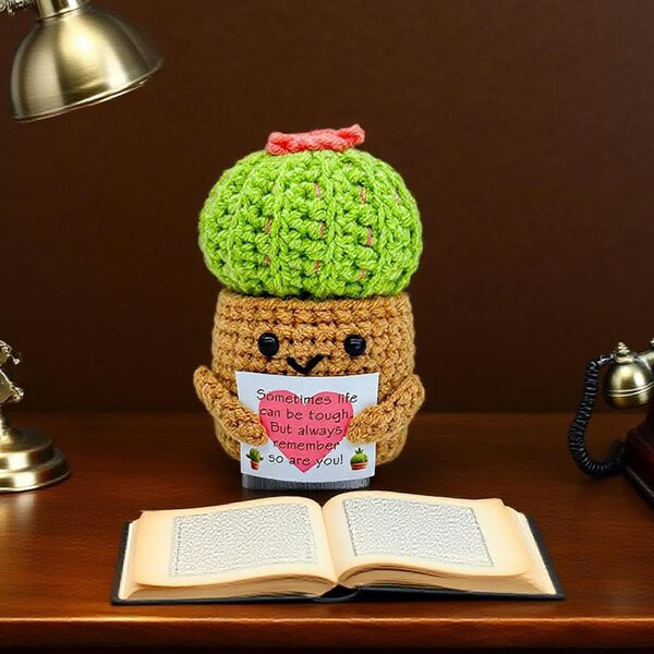 bambola cactus all’uncinetto in Garn – Decorazione fatta a mano per casa e ufficio 6x5,5x9 cm