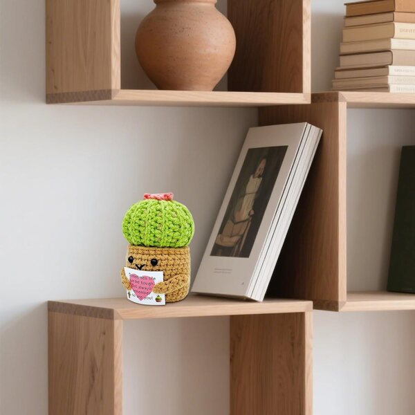 bambola cactus all’uncinetto in Garn – Decorazione fatta a mano per casa e ufficio 6x5,5x9 cm