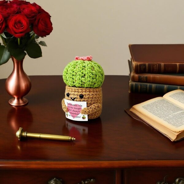 bambola cactus all’uncinetto in Garn – Decorazione fatta a mano per casa e ufficio 6x5,5x9 cm