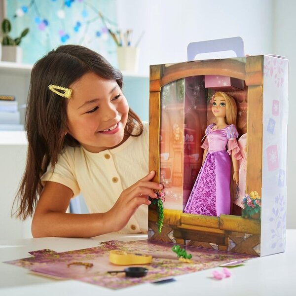 Disney Rapunzel 11-Zoll-Puppe mit zusätzlichem Kleid, inklusive Pascal und Malbuch