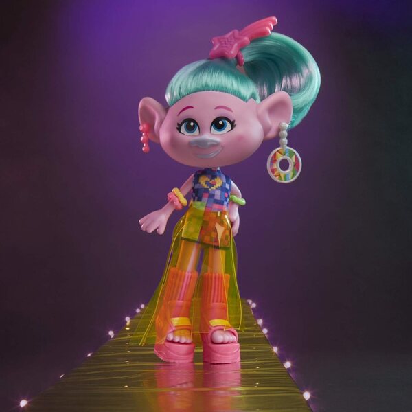 DreamWorks Trolls Glamour Satin con abito, scarpe e accessori, bambola per bambini 4+