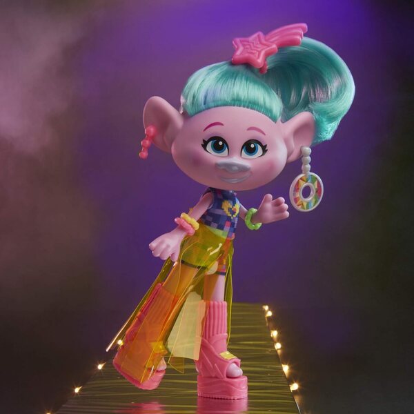 DreamWorks Trolls Glamour Satin con abito, scarpe e accessori, bambola per bambini 4+