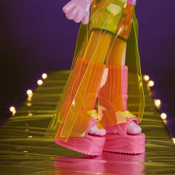DreamWorks Trolls Glamour Satin con abito, scarpe e accessori, bambola per bambini 4+