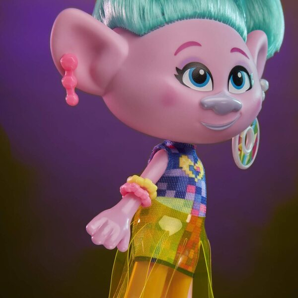 DreamWorks Trolls Glamour Satin con abito, scarpe e accessori, bambola per bambini 4+