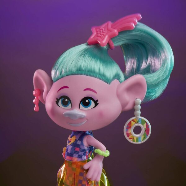 DreamWorks Trolls Glamour Satin con abito, scarpe e accessori, bambola per bambini 4+