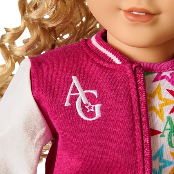 American Girl Truly Me Puppe mit grauen Augen und lockigem blonden Haar, College-Jacke