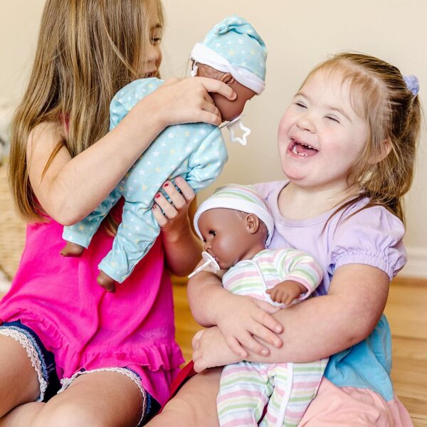 Melissa & Doug Mine to Love Gemelli Tyler & Taylor Bambole 15” Pelle Scura con Vestitini