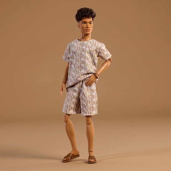 Barbie Basics Ken Model 10 mit braunen Haaren und modernem Look in T-Shirt und Shorts