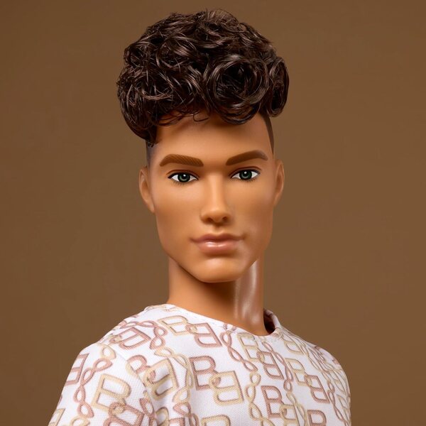 Barbie Basics Ken Model 10 mit braunen Haaren und modernem Look in T-Shirt und Shorts