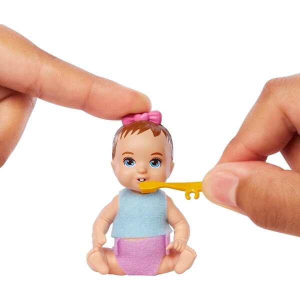 Barbie Skipper Babysitter-Set mit Babypuppe, Zahnfunktion und Zubehör für 3+ Jahre