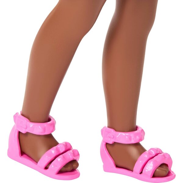 Barbie Club Chelsea Ari, 15 cm große Puppe mit Blumenkleid und rosa Sandalen