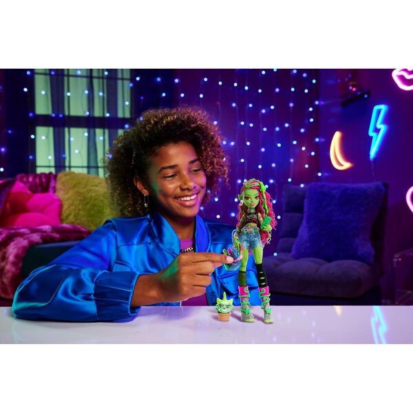 Monster High Venus McFlytrap mit Kaukatze und Zubehör für gruselige Abenteuer