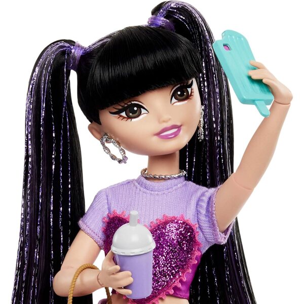 Barbie Dream Besties Renee mit Zubehör zum Thema Video und Essen, gewellte Puppe mit langen schwarzen Haaren