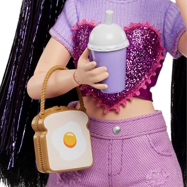 Barbie Dream Besties Renee mit Zubehör zum Thema Video und Essen, gewellte Puppe mit langen schwarzen Haaren