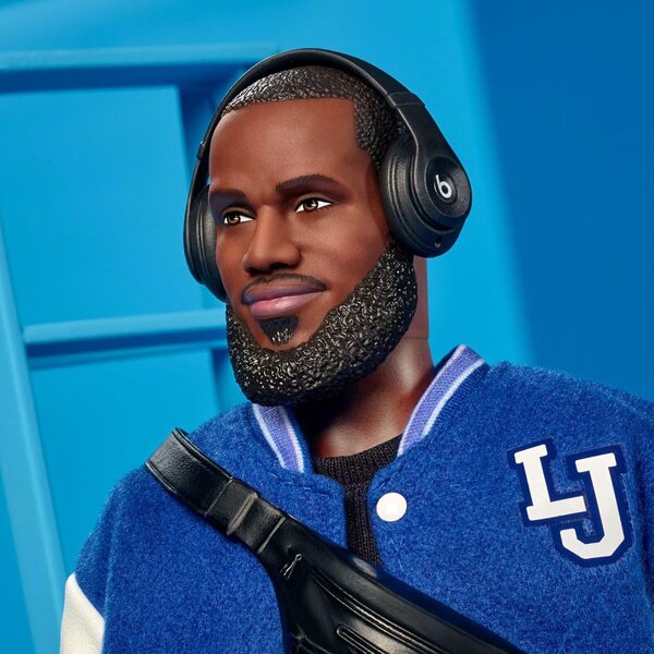Barbie Signature Kenbassadors LeBron James mit Bomberjacke und ikonischen Accessoires