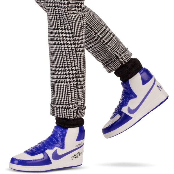 Barbie Signature Kenbassadors LeBron James mit Bomberjacke und ikonischen Accessoires