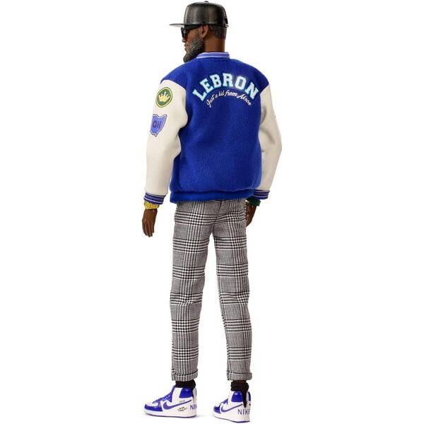 Barbie Signature Kenbassadors LeBron James mit Bomberjacke und ikonischen Accessoires