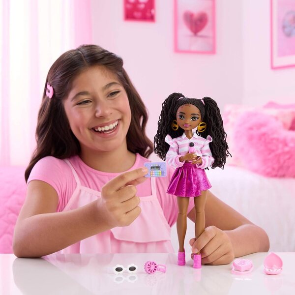 Barbie Dream Besties Brooklyn Pupa Mode und Accessoires für Tanz und Kreativitätsspiele