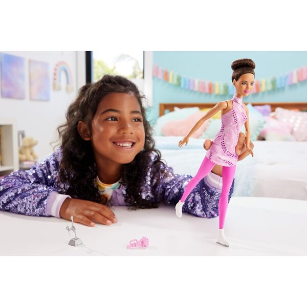 Barbie-Eiskunstläuferin mit rosa Kinderkleidung, Trophäe und Accessoires
