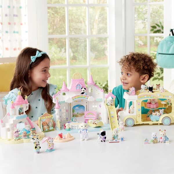 Sylvanian Families Adventure Kindergarten Friends „Sleepover Party“ – Set mit 3 Charakteren und Zubehör