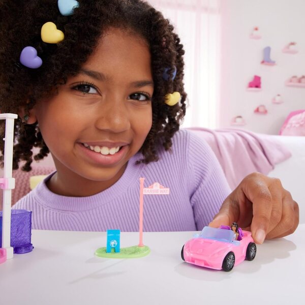 Barbie Mini BarbieLand Set con Pupa 4cm e Cabrio a Colore Cambiante + Accessori