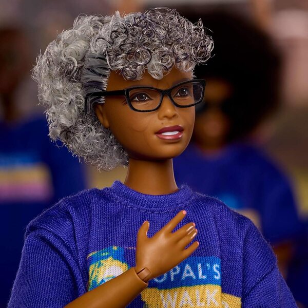 Barbie Inspiring Women Opal Lee mit T-Shirt und Original-Accessoires – Sammleredition