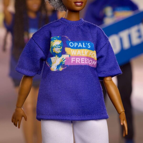 Barbie Inspiring Women Opal Lee mit T-Shirt und Original-Accessoires – Sammleredition