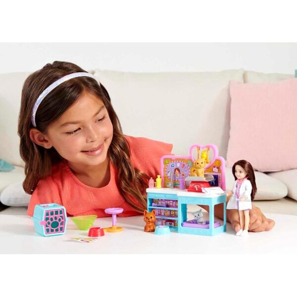 Barbie Chelsea Animal Clinic Spielset mit Puppe, 4 Tieren und 18 Zubehörteilen für Kinder ab 3 Jahren