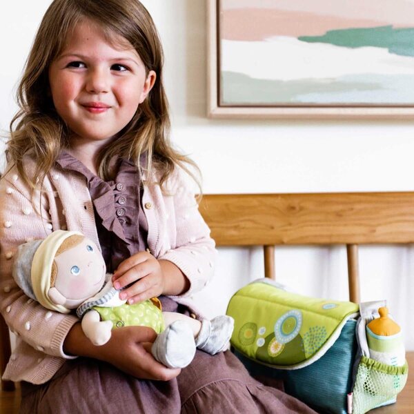 HABA Wickeltasche Sommerwiese für Puppen mit Zubehör, 4-teiliges waschbares Set