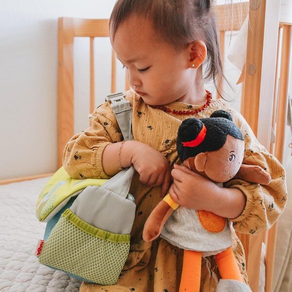 HABA Wickeltasche Sommerwiese für Puppen mit Zubehör, 4-teiliges waschbares Set