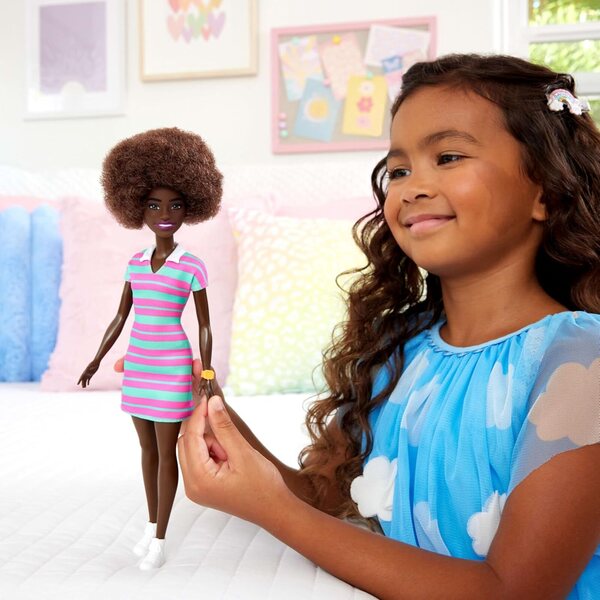 Barbie Fashionistas mit schwarzen Locken und rosa-grün gestreiftem Kleid mit trendigen Accessoires