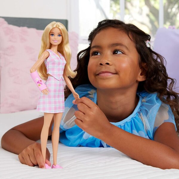 Barbie Fashionistas 243 Poupée mit blonden Haaren und rosa Gipsarm, trendige Mode