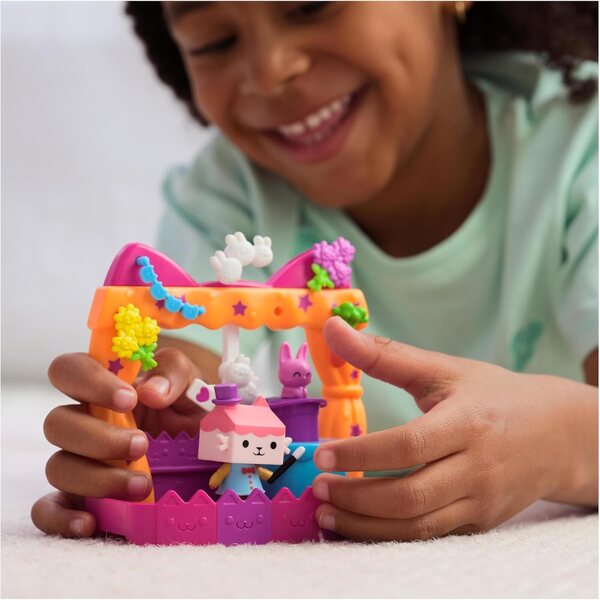 DREAMWORKS GABBY'S DOLLHOUSE – Balkon-Babybox-Set mit Zubehör und Katze, 8-teilig