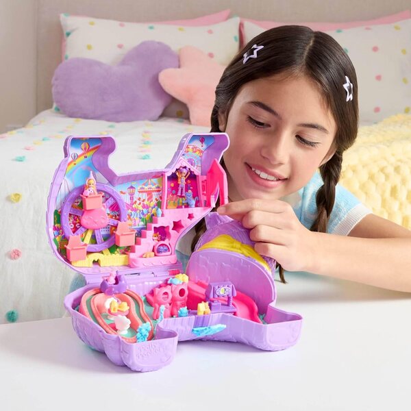 Polly Pocket-Spiel mit 2 Mikropuppen und 23 Zubehörteilen für eine Überraschungsparty mit Kätzchen