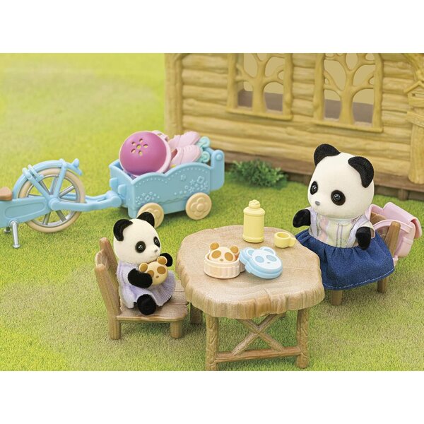 Sylvanian Families Set Panda-Mädchen mit Fahrrad, Skates und Zubehör – Lernspiel