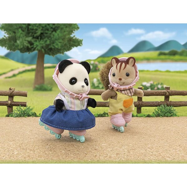 Sylvanian Families Set Panda-Mädchen mit Fahrrad, Skates und Zubehör – Lernspiel