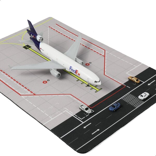 FedEx MD-11 1:300 Legierungsflugzeugmodell mit Flughafenset und 5 Minifahrzeugen