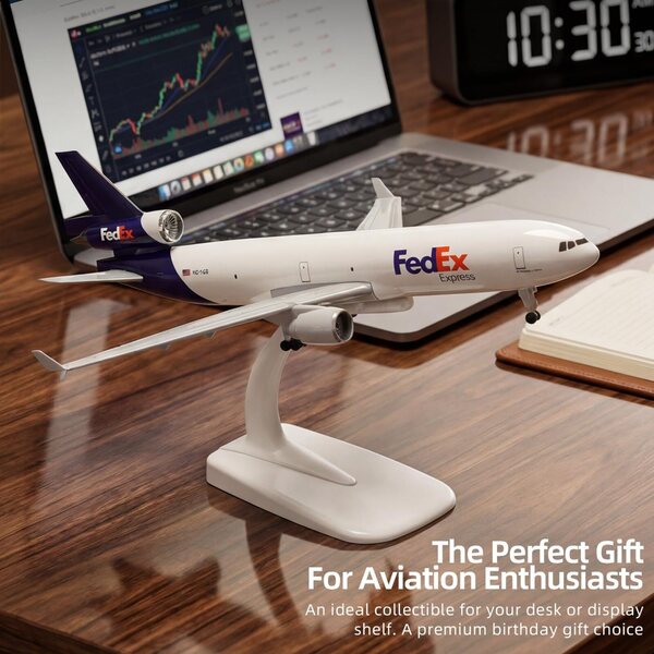 FedEx MD-11 1:300 Legierungsflugzeugmodell mit Flughafenset und 5 Minifahrzeugen