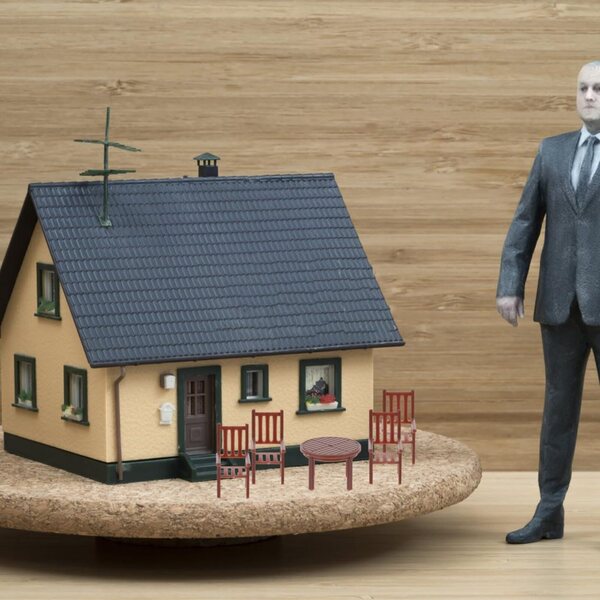 Set mit 4 Mini-Tischen und Stühlen für das Puppenhaus | VICASKY Braune Kunststoffmöbel