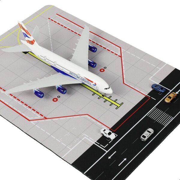 Britisches A380-Flugzeugmodell im Maßstab 1:300 mit Flughafenteppich und 5 Gummiwagen