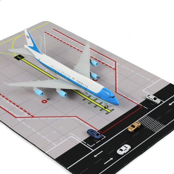 Maquette d'avion Air Force One Boeing - 747 au 1/300 avec Tapis d'aéroport en Caoutchouc et 5 Voitures Objet de Collection pour Les passionnés d'aviation Adultes (Tapis : 25 נ35 cm
