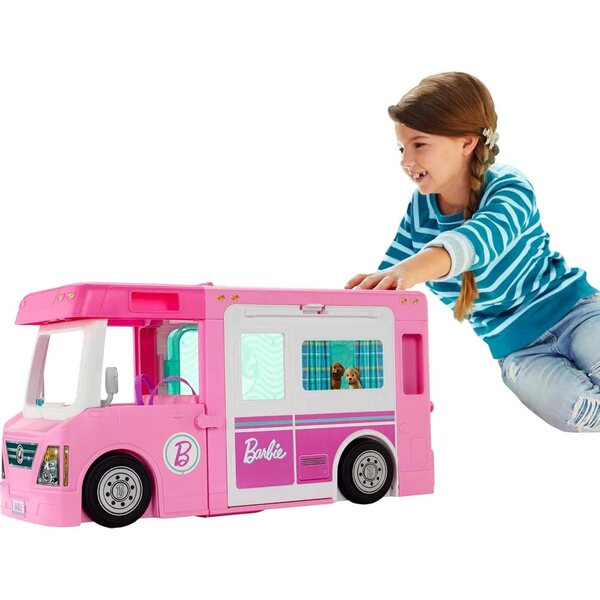 Barbie 3-in-1-Campingwagen mit Pool, Pick-Up, Bateau und über 60 Zubehörteilen für Kinder ab 3 Jahren