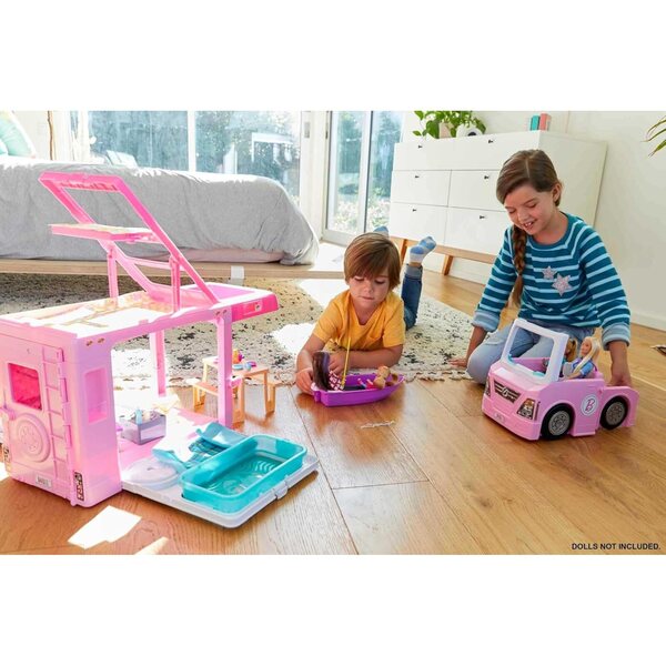 Barbie 3-in-1-Campingwagen mit Pool, Pick-Up, Bateau und über 60 Zubehörteilen für Kinder ab 3 Jahren