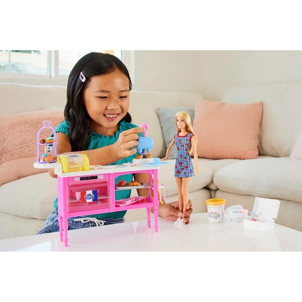 Barbie It Takes Two Gebäckschachtel mit 18 Zubehörteilen und 3 Farben Modelliermasse